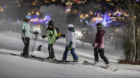 3 people night skiing