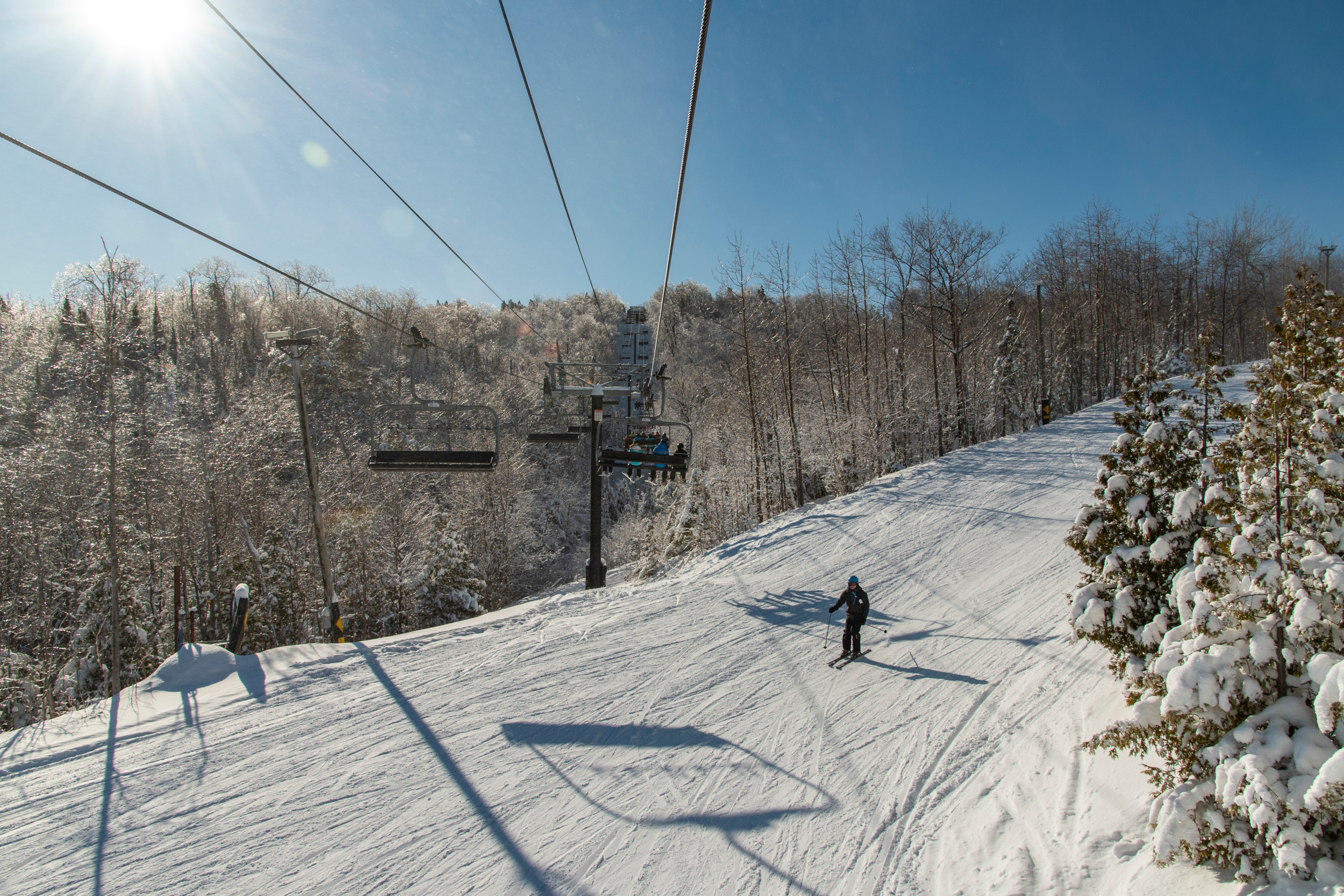 Southern Comfort lift at blue mountain on a blue sky day