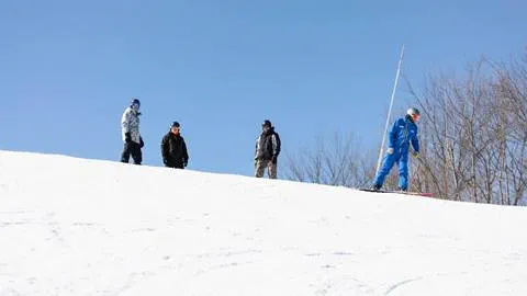Group of learners on Blue Mountain slope during multi-week programs