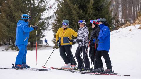 Group of learners at Blue Mountain during Adult Ski multi-week programs 
