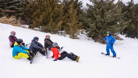 Group of learners at Blue Mountain during Adult snowboard multi-week programs 