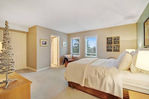 Bedroom inside Mountain Walk
