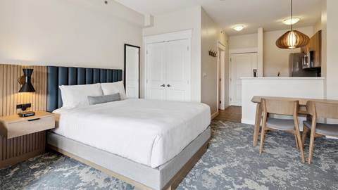 Seasons at Blue - Bachelor Suite - Bed
