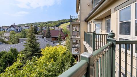 Seasons at Blue - One Bedroom with Den - Balcony