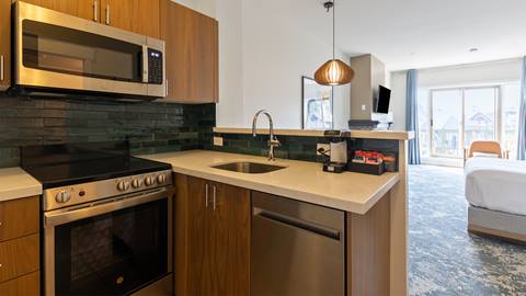 Seasons at Blue - Bachelor Suite - Kitchen