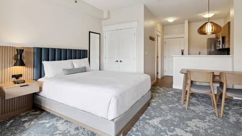 Seasons at Blue - Bachelor Suite - Bed