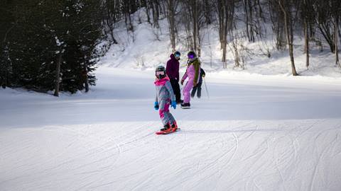 a groupd snowboarding